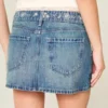Minifalda pantalón vaquera bordada de talle bajo