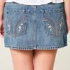Minifalda pantalón vaquera bordada de talle bajo
