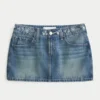 Minifalda pantalón vaquera bordada de talle bajo