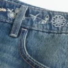 Minifalda pantalón vaquera bordada de talle bajo