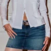 Minifalda pantalón vaquera bordada de talle bajo