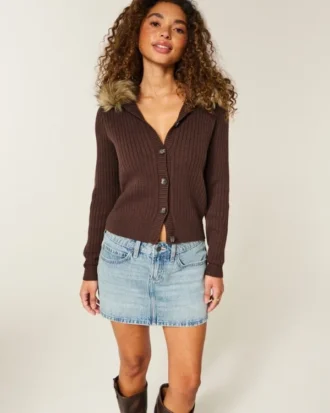 Minifalda pantalón vaquera con tachuelas, talle bajo y lavado medio