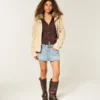 Minifalda pantalón vaquera con tachuelas, talle bajo y lavado medio Minifalda pantalón vaquera con tachuelas, talle bajo y lavado medio