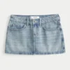 Minifalda pantalón vaquera con tachuelas, talle bajo y lavado medio Minifalda pantalón vaquera con tachuelas, talle bajo y lavado medio