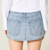 Minifalda pantalón vaquera con tachuelas y lavado claro