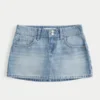 Minifalda pantalón vaquera con tachuelas y lavado claro