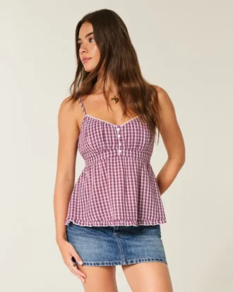 Minifalda pantalón vaquera con tachuelas y talle bajo