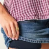 Minifalda pantalón vaquera con tachuelas y talle bajo
