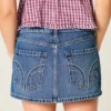 Minifalda pantalón vaquera con tachuelas y talle bajo