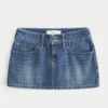 Minifalda pantalón vaquera con tachuelas y talle bajo