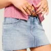 Minifalda pantalón vaquera de talle bajo con bordado de estrellas