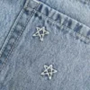 Minifalda pantalón vaquera de talle bajo con bordado de estrellas