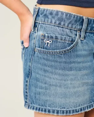 Minifalda pantalón vaquera de talle bajo con lazo bordado