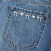 Minifalda pantalón vaquera de talle bajo con lazo bordado