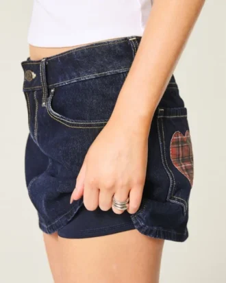 Minifalda pantalón vaquera de talle bajo, lavado oscuro y bolsillos a cuadros