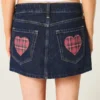 Minifalda pantalón vaquera de talle bajo, lavado oscuro y bolsillos a cuadros