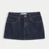 Minifalda pantalón vaquera de talle bajo, lavado oscuro y bolsillos a cuadros