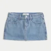 Minifalda pantalón vaquera de talle bajo y lavado medio