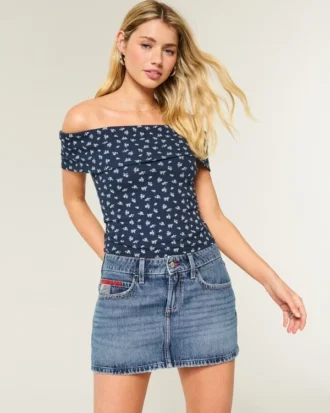 Minifalda pantalón vaquera de talle bajo y lavado medio con bandera bordada