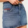 Minifalda pantalón vaquera de talle bajo y lavado medio con bandera bordada