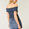 Minifalda pantalón vaquera de talle bajo y lavado medio con bandera bordada
