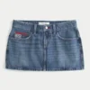 Minifalda pantalón vaquera de talle bajo y lavado medio con bandera bordada