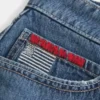 Minifalda pantalón vaquera de talle bajo y lavado medio con bandera bordada