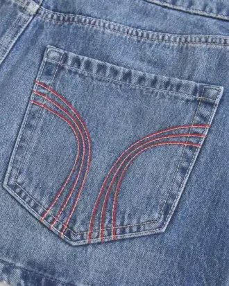 Minifalda pantalón vaquera roja de talle bajo con costuras