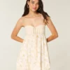 Minivestido babydoll sin tirantes con volantes
