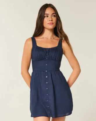 Minivestido con botones en la parte delantera