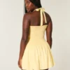 Minivestido con cintura baja y cuello halter