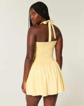 Minivestido con cintura baja y cuello halter