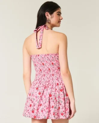 Minivestido con cintura baja y cuello halter