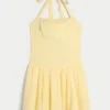 Minivestido con cintura baja y cuello halter