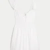 Minivestido con manga acampanada y cintura en V