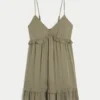 Minivestido con volantes y tachuelas