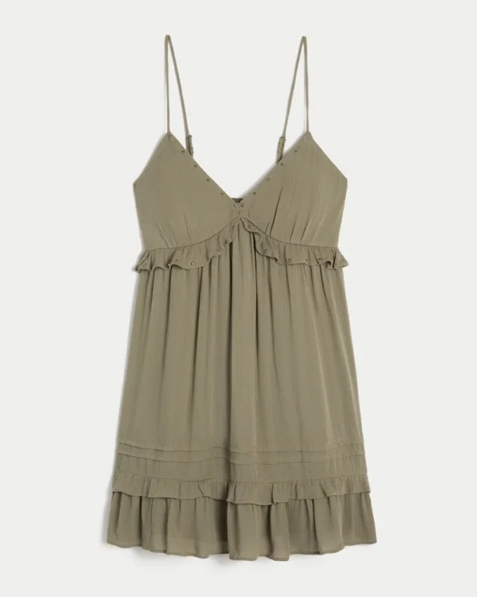 Minivestido con volantes y tachuelas