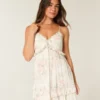 Minivestido con volantes y tachuelas