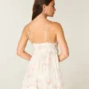 Minivestido con volantes y tachuelas