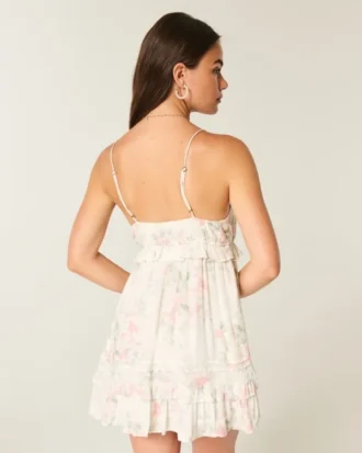 Minivestido con volantes y tachuelas