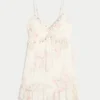 Minivestido con volantes y tachuelas