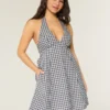 Minivestido halter con espalda abierta