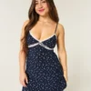 Minivestido lencero con detalles de encaje
