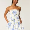 Minivestido sin tirantes con volantes