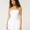 Minivestido sin tirantes con volantes