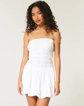 Minivestido sin tirantes con volantes