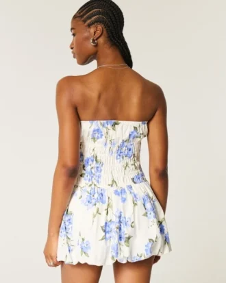 Minivestido sin tirantes con volantes