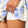 Minivestido sin tirantes con volantes