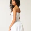 Minivestido sin tirantes con volantes