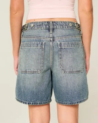 Pantalón corto holgado de cintura ajustable, lavado medio y talle bajo